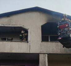 Üsküdar'da 2 katlı binanın çatısında yangın çıktı