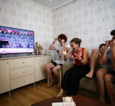 Milli sırıkla atlamacı Ersu Şaşma'nın olimpiyat finali heyecanını ailesi televizyon başında yaşadı