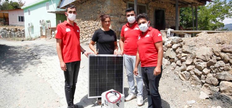 Adana'da orman yangınında evleri zarar görenlere güneş paneli dağıtıldı