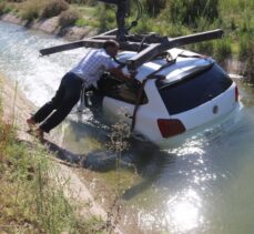 Adana'da sulama kanalına devrilen otomobilin sürücüsü yaralandı