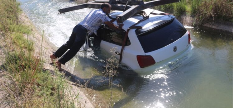 Adana'da sulama kanalına devrilen otomobilin sürücüsü yaralandı