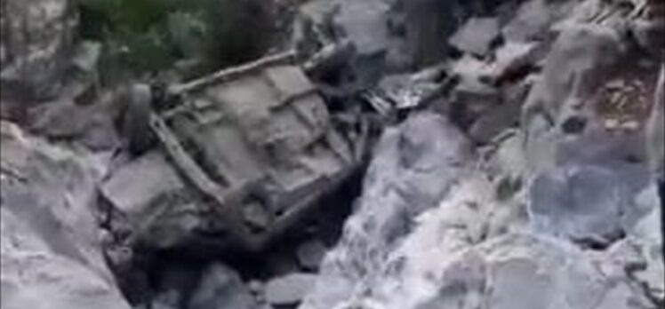 Adana'da uçuruma yuvarlanan otomobildeki aynı ailen 3 kişi hayatını kaybetti