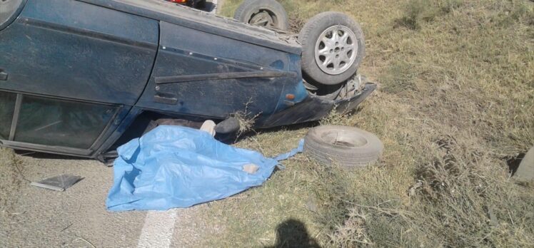 Afyonkarahisar'da otomobilin devrilmesi sonucu bir kişi öldü, bir kişi yaralandı
