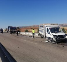 Afyonkarahisar'da tır ile kamyonet çarpıştı: 4 yaralı