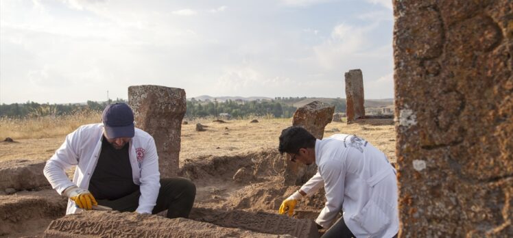 Ahlat Selçuklu Meydan Mezarlığı'nda iki sanduka bulundu