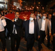 Ahlat'ta 150 metre uzunluğundaki Türk bayrağıyla “fener alayı”