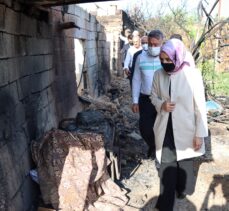 AK Partili Leyla Şahin Usta, Mersin'deki yangında zarar gören alanlarda incelemede bulundu