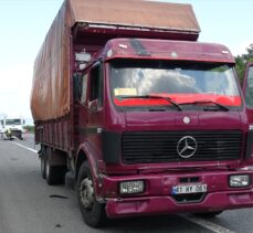 Anadolu Otoyolu'nda kamyona çarpan yakıt tankerinin sürücüsü yaralandı