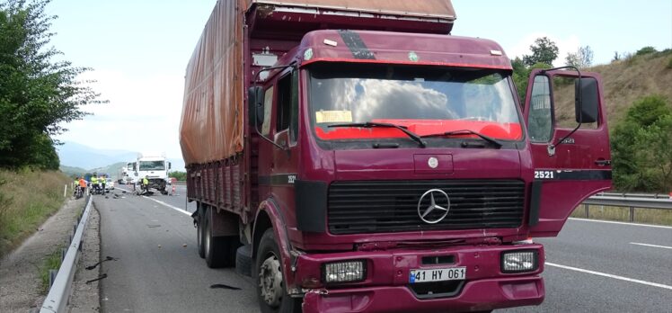 Anadolu Otoyolu'nda kamyona çarpan yakıt tankerinin sürücüsü yaralandı