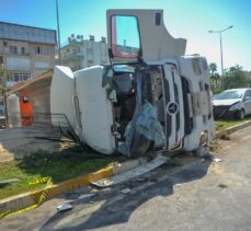 Antalya'da kum yüklü kamyon otomobile çarparak devrildi: 2 yaralı