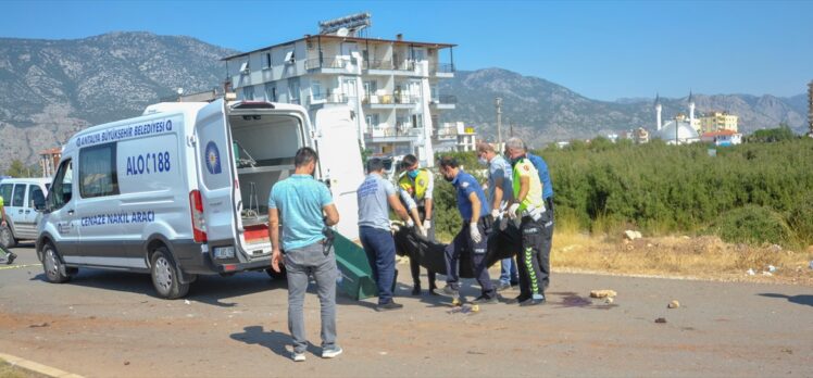 Antalya'da servis minibüsü ile otomobil çarpıştı: 1 ölü, 6 yaralı