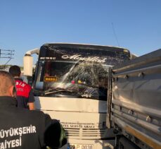 Aydın'da işçi servisi ile tır çarpıştı: 11 yaralı