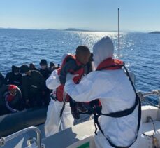 Ayvalık açıklarında Türk kara sularına itilen 20 düzensiz göçmen kurtarıldı