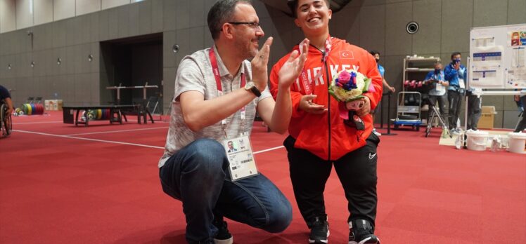 Bakan Kasapoğlu, milli halterci Besra Duman'ı tebrik etti