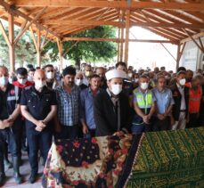 Bakanlar Kurum ve Karaismailoğlu, selde hayatını kaybeden Demirkol'un Sinop'taki cenazeye katıldı