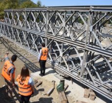 Bartın'da selde yıkılan köprünün yerine kurulan panel köprü yarın trafiğe açılacak