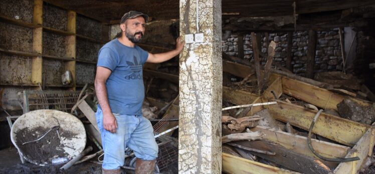Bartın'daki selden kurtulan ve evi ağır hasar gören Ercan Ünal yaşadıklarını anlattı: