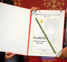 Bosna Hersek'te Anadolu Ajansına özverili çalışmalarından dolayı plaket verildi