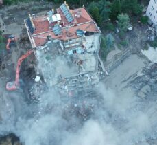 Bozkurt ilçesindeki sel felaketinde ağır hasar alan 6 katlı Fatih Apartmanı yıkılıyor