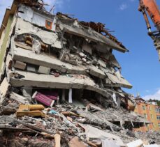 Bozkurt'ta selde ağır hasar alan Yıldız Apartmanı'nda yıkım başladı