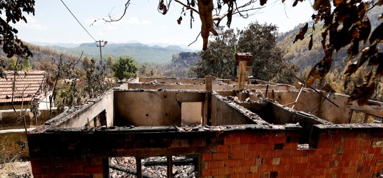 Bucak'taki yangında evi kullanılamaz hale gelen vatandaş, yaşadığına seviniyor