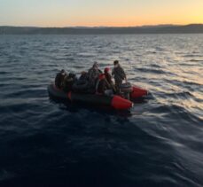 Çanakkale açıklarında Türk kara sularına itilen 12 düzensiz göçmen kurtarıldı