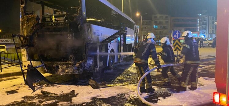 Denizli'de yolcu otobüsünde çıkan yangın itfaiye ekiplerince söndürüldü