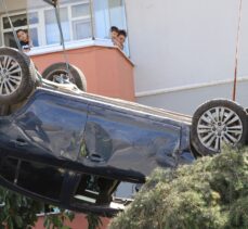Edirne'de apartmanın bahçesine devrilen otomobilin sürücüsü yaralandı