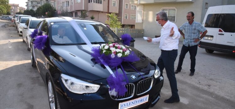 Edirne'de belediye başkanı düğün konvoyundan aldığı bahşişle vatandaşlara çay ısmarladı