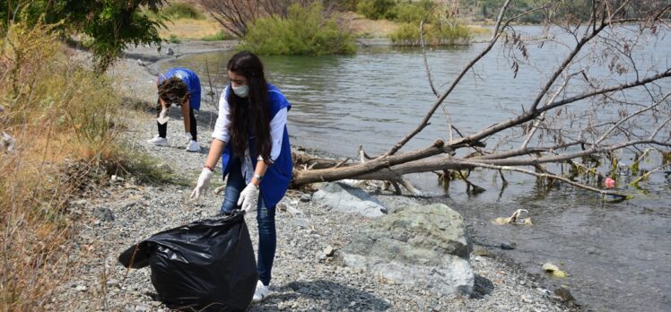 Elazığ'da gönüllü gençler Hazar Gölü kıyısında çevre temizliği yaptı