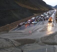 GÜNCELLEME – Heyelan dolayısıyla kapanan Erzincan-Sivas kara yolu ulaşıma açıldı