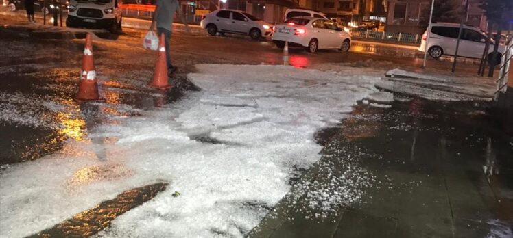 Erzurum dolu yağışıyla beyaza büründü, cadde ve sokaklarda taşkınlar yaşandı