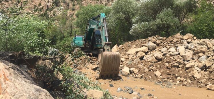 Erzurum'da taşkında zarar gören dere istinat ve su durdurma duvarları onarılıyor