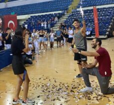 Eskrim Federasyon Kupası'nda birinciliğe ulaşan Enver Yıldırım, kız arkadaşına evlilik teklifinde bulundu