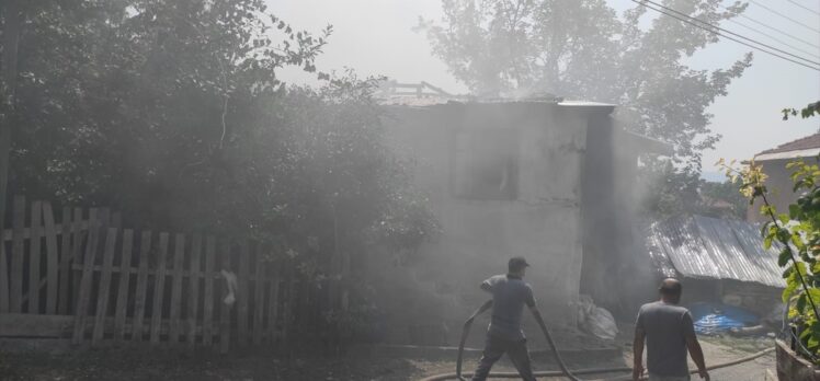 Evinde çıkan yangını söndürmek isterken dumandan etkilenen kadın hastaneye kaldırıldı