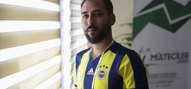 Fenerbahçe sevdalısı Suriyeli Ebubekir, maddi durumu iyi olmayan taraftarlara imzalı forma hediye ediyor