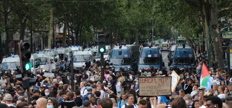 Fransa'da yüzbinlerce kişi hükümetin Kovid-19 ile mücadele politikasını protesto etti