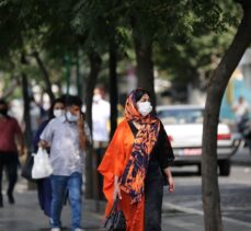 İran yeniden rekor seviyelere çıkan Kovid-19 salgınıyla mücadelede zor günler geçiriyor