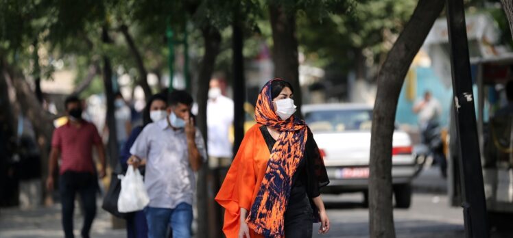 İran yeniden rekor seviyelere çıkan Kovid-19 salgınıyla mücadelede zor günler geçiriyor