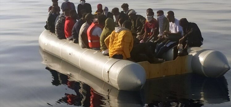 İzmir açıklarında Türk kara sularına itilen 61 sığınmacı kurtarıldı
