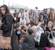 Kabil'de binlerce Afgan, havalimanı kapılarındaki barikatların ardında “umut yolculuğuna” çıkmayı bekliyor