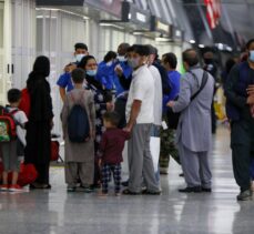 Kabil'den tahliye edilen Afganlar Washington yakınlarındaki Dulles Havalimanı'na getiriliyor