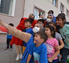 Kastamonu'da gönüllü gençler, yurtlarda kalan çocuk selzedelerin tebessüm etmelerini sağlıyor