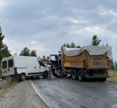 Kastamonu'da hafriyat kamyonu ile hafif ticari araç çarpıştı: 3 yaralı