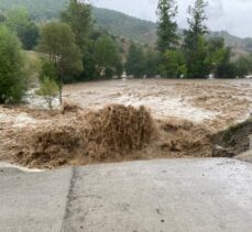 Kastamonu'da sel nedeniyle kapanan yolu açma çalışması yürütülüyor