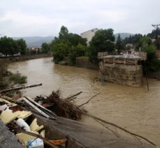 Kastamonu'nun Azdavay ilçesinde sel nedeniyle köprü çöktü
