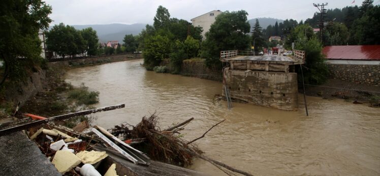 Kastamonu'nun Azdavay ilçesinde sel nedeniyle köprü çöktü