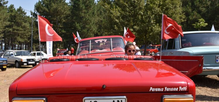 Klasik otomobil tutkunları Bilecik'te bir araya gelerek kent merkezinde tur attı