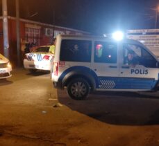 Kocaeli'de çeşitli suçlardan aranan kişi bira şişesiyle polislere saldırdı