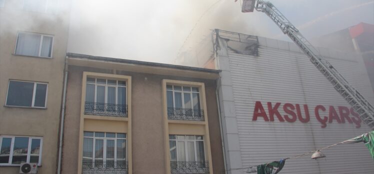 Kocaeli'de mağazanın çatısında çıkan yangın hasara yol açtı